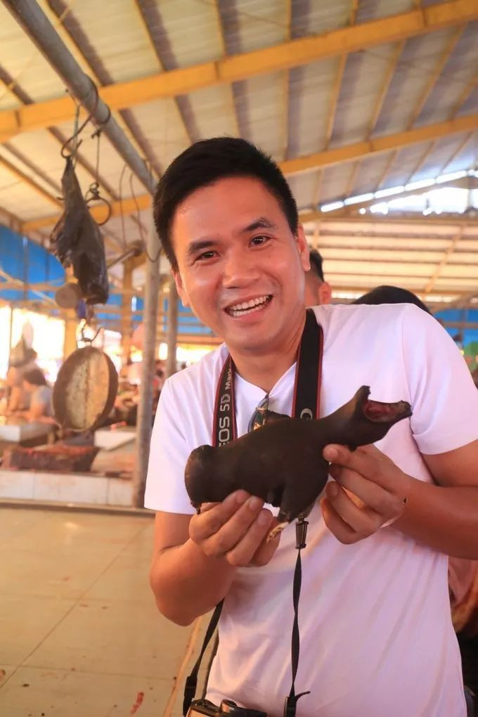 被砍成一段一段的蟒蛇,被拔掉翅膀的果蝠,火烤老鼠