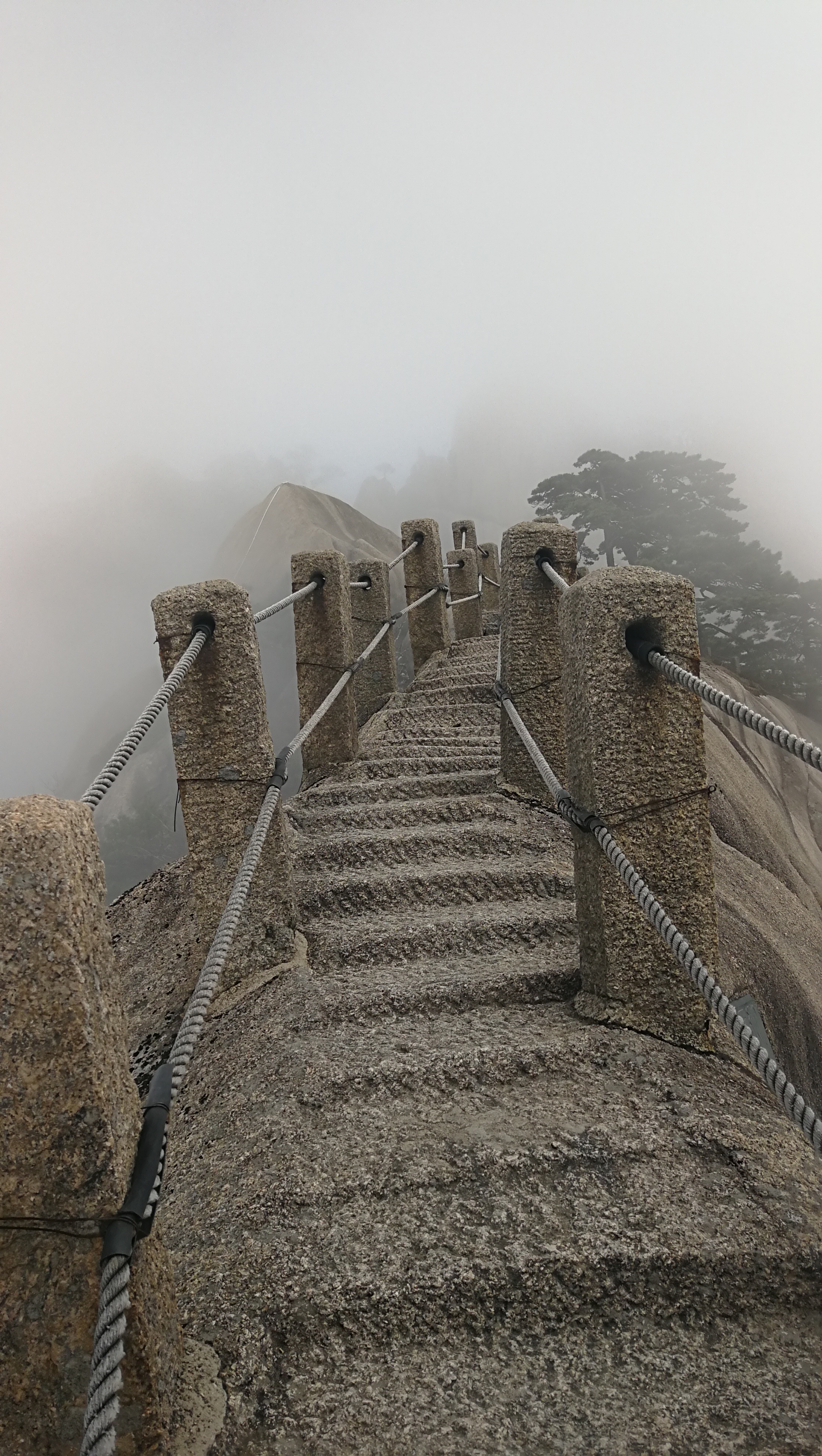 你好,黄山,山高路险,几乎都是石阶,石冈