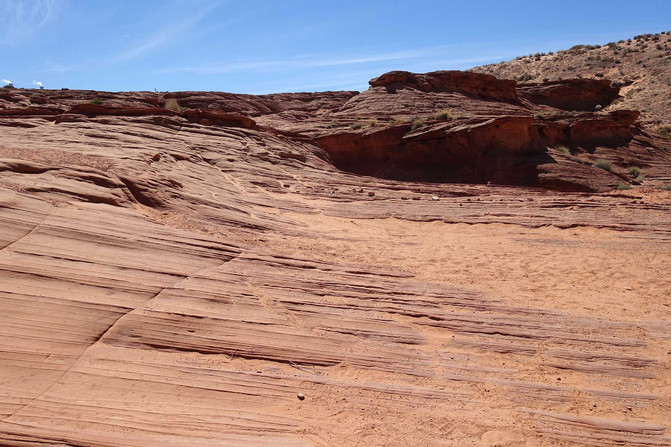 经过一段大约200米的沙地我们来到了一片砂质页岩区域