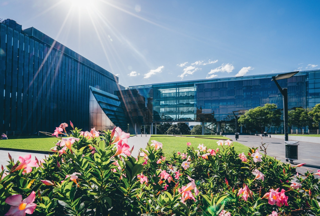 悉尼大學是一座開放式大學.