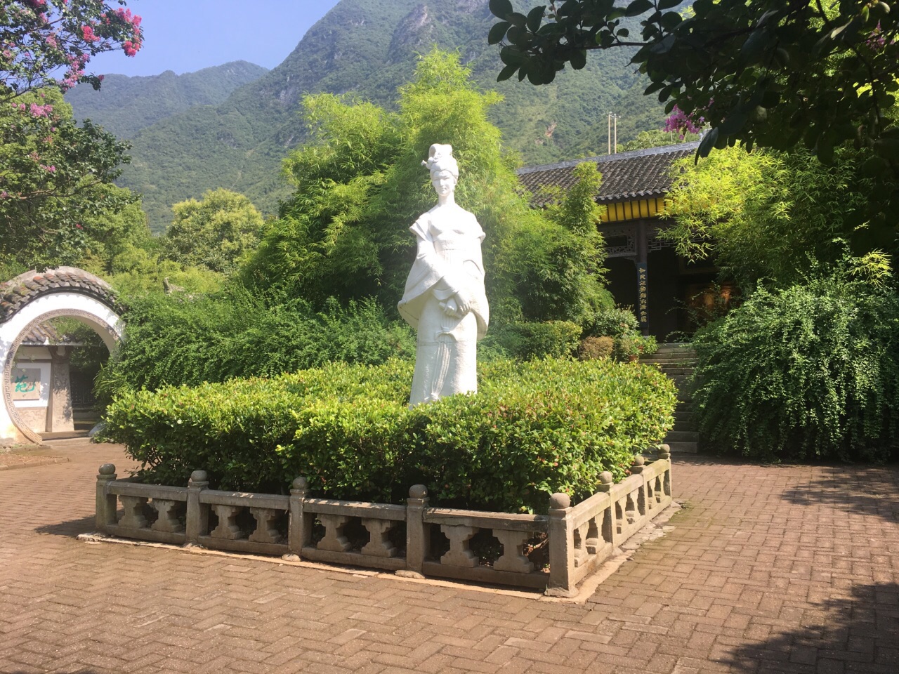 昭君村是位于宜昌兴山县境内的3a级景区,景区是仿照汉代的建筑风格兴