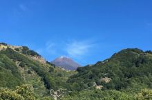 火山与小镇 埃特纳火山——欧洲海拔最高的活火山🌋 ​，山区的一座小镇村庄，属于意大利最美村庄之一，很