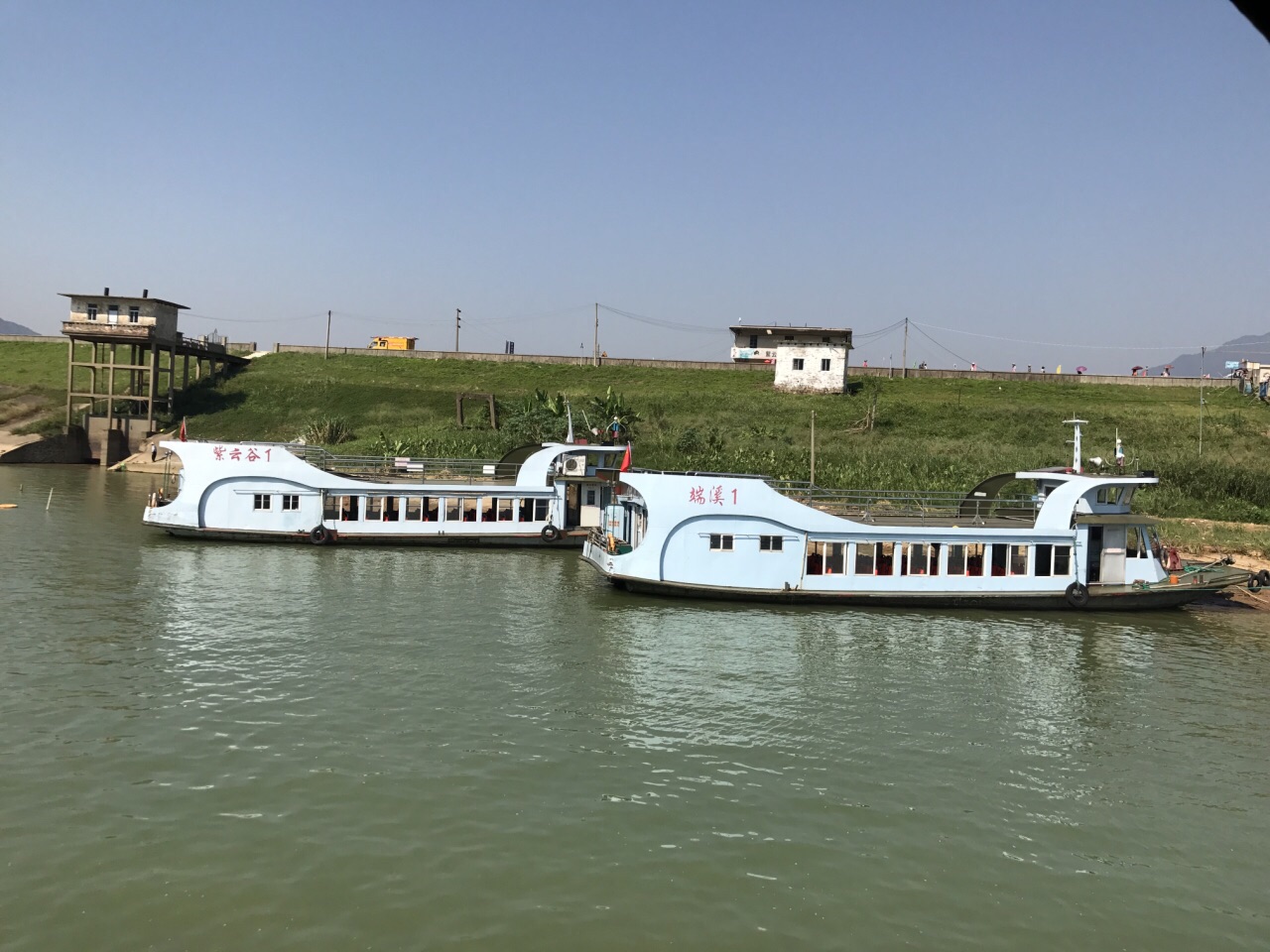 5小时就到,去到码头就是售票处,做坐船没有检票,紫云谷就在码头斜对面