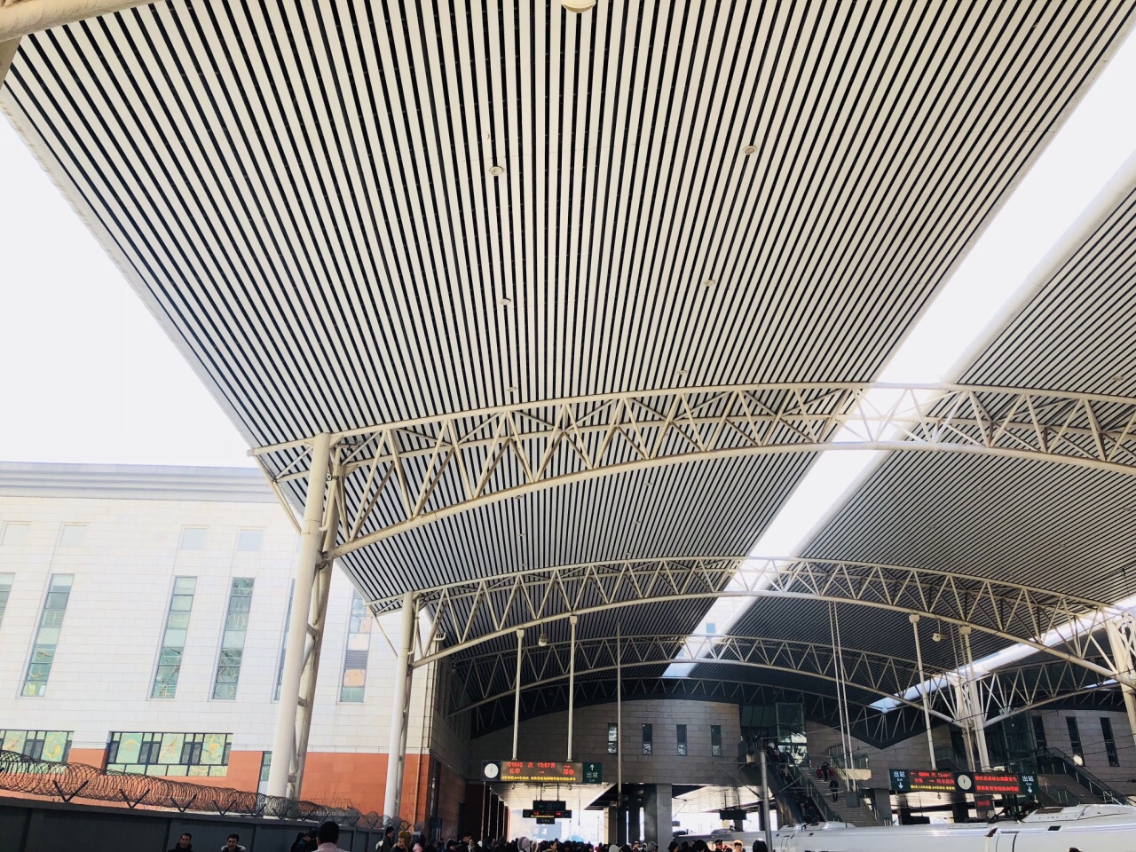 吉林火车站第一次是从机场而来,我们出站,然后路过前面广场&