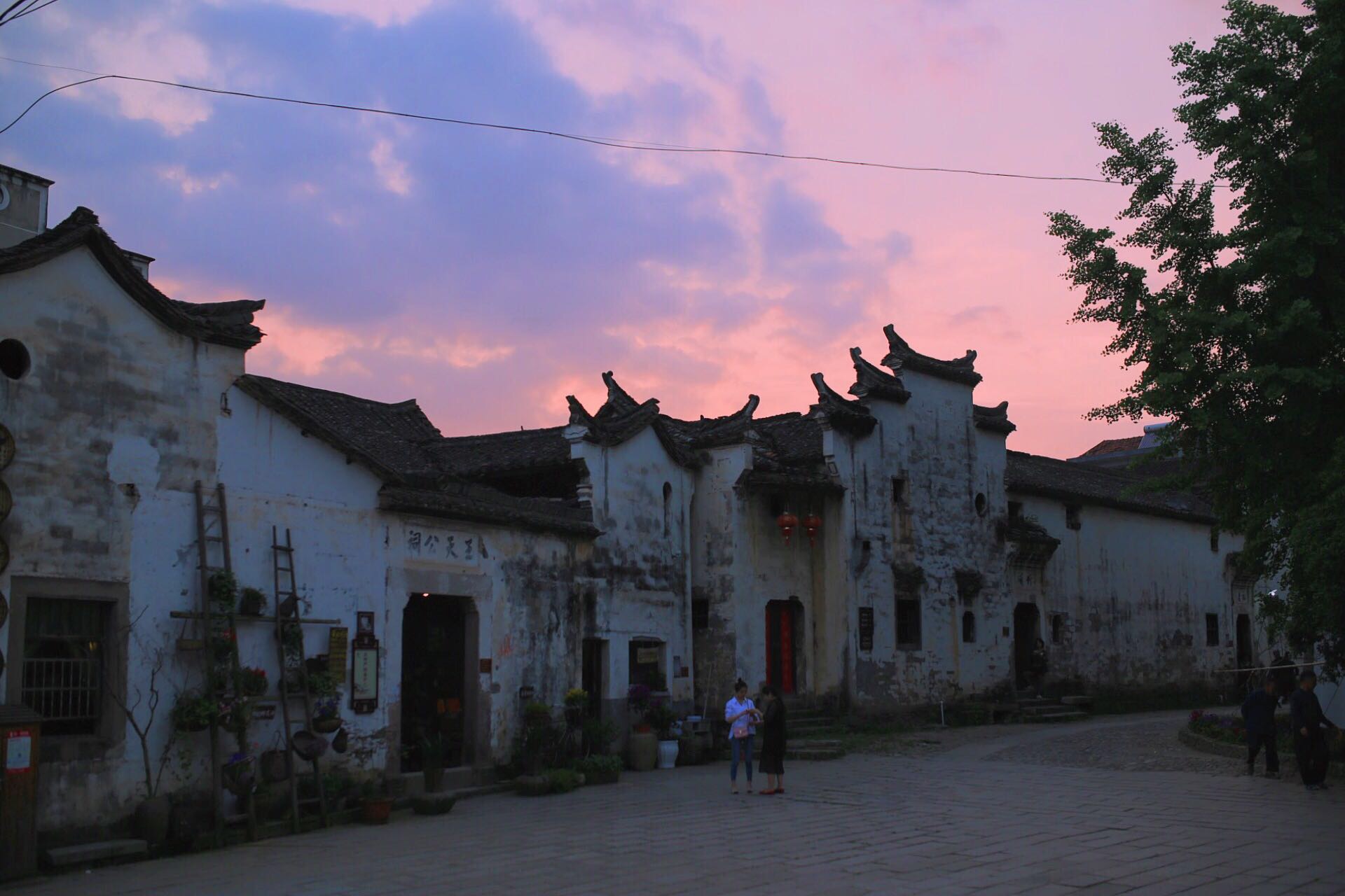 庄园式古民居建筑群和十五座古祠堂,有三教合一的宋代古刹"福昌寺"