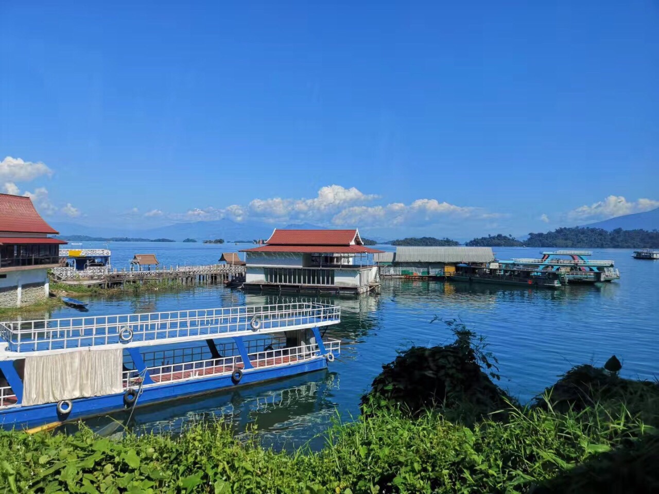 在老撾萬榮有一箇中國千島湖之稱的南鵝湖,是東南亞第一大淡水湖,老撾