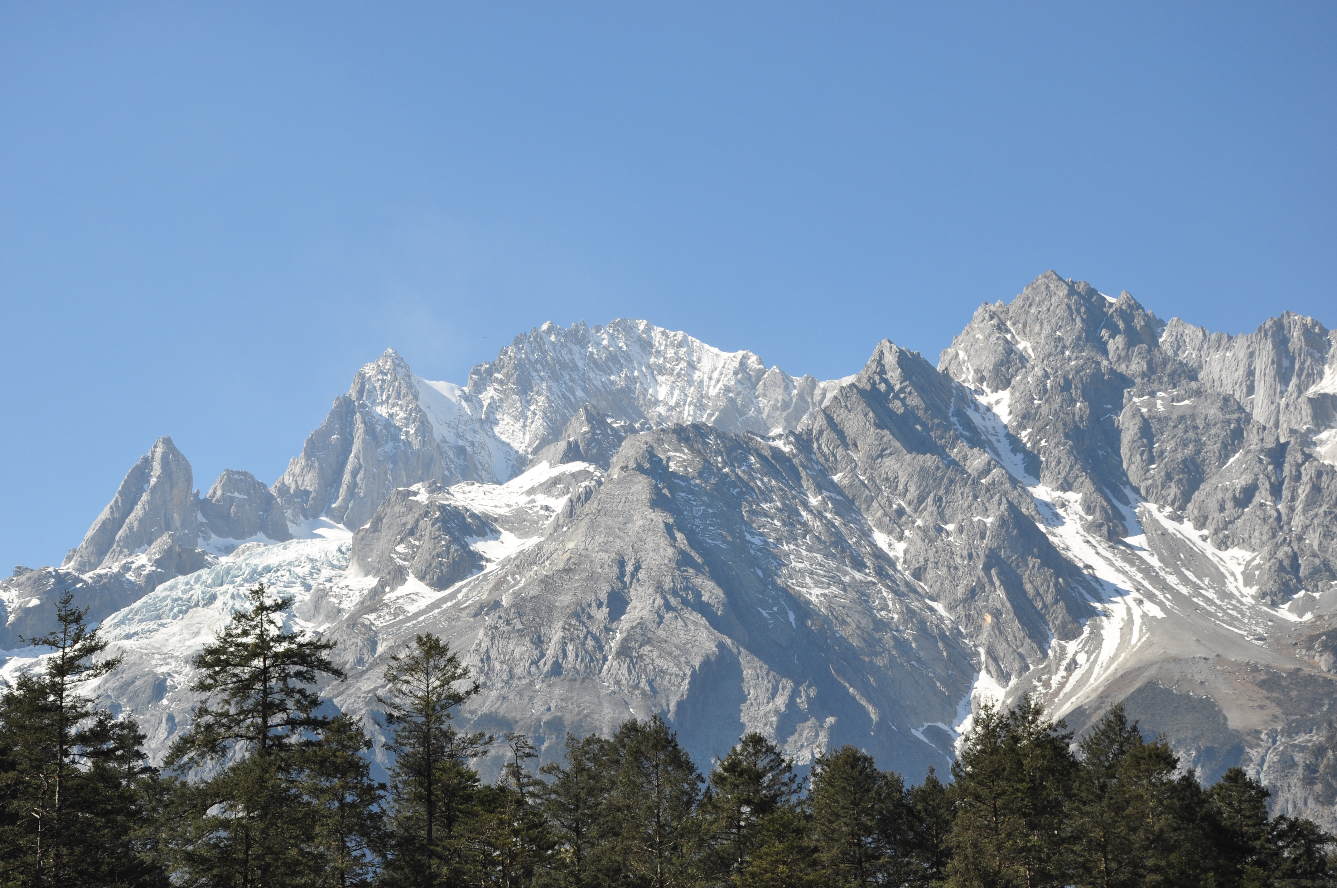 加上孩子小,妻子高反,因此没乘大索道,在较低位置远观雪山风景,对于第