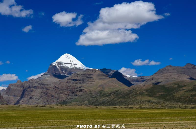 冈仁波齐并非这一地区的最高山峰,但只有它终年积雪的峰顶能够在阳光