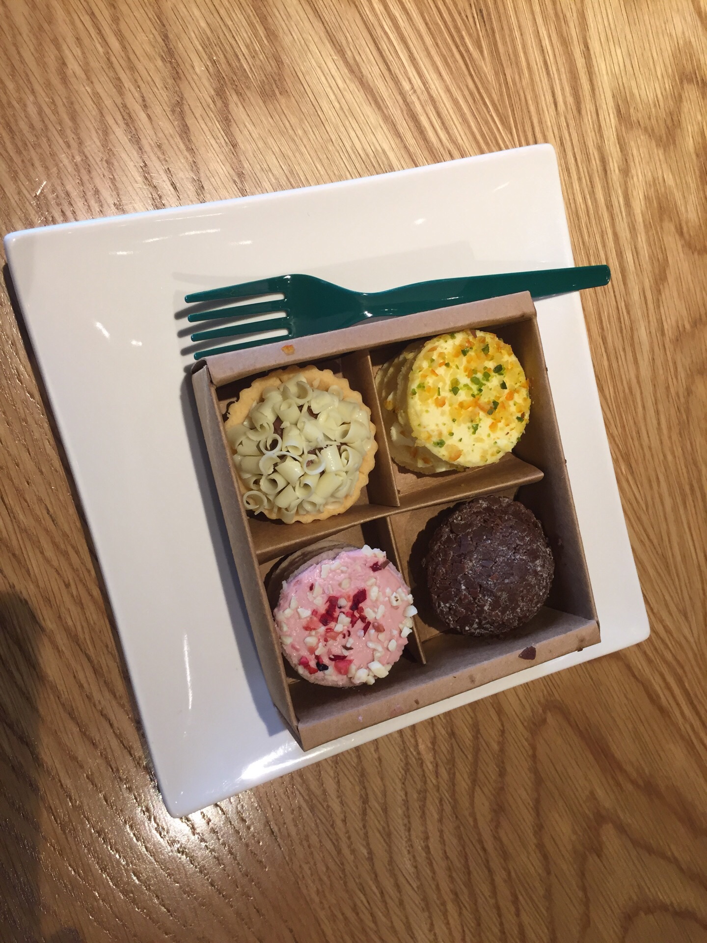 一层的星巴克(奥城二店),就进来点了美式咖啡和卡布奇诺,还有点心组合