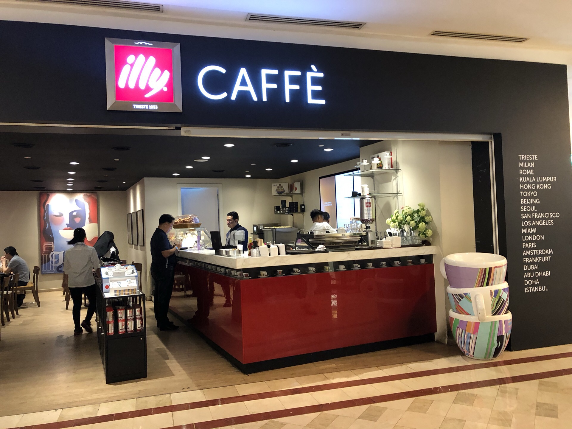 这边每楼都有咖啡,看到illy标志就选了这家,有咖啡有蛋糕,价格不贵