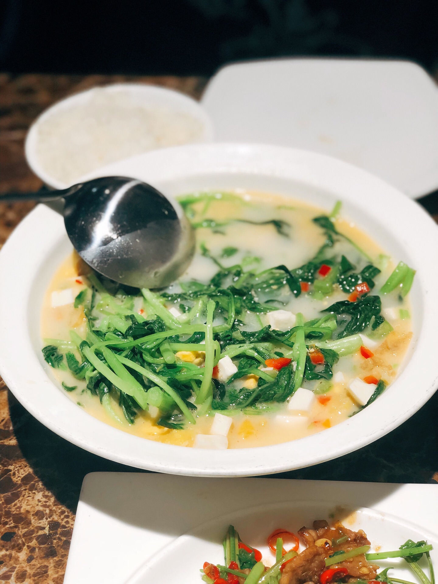 酸汤肥牛7分品相很好看着很有食欲味道不辣酸酸的下饭就是肥牛有点少