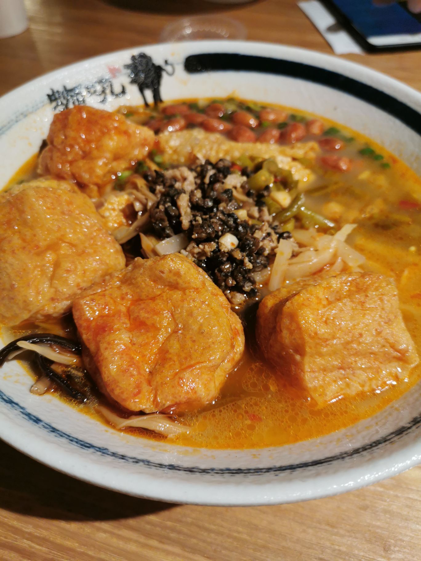 豆腐泡直接放在螺蛳粉里一起上的,螺狮粉里面料很多,有腐皮,螺狮肉,酸