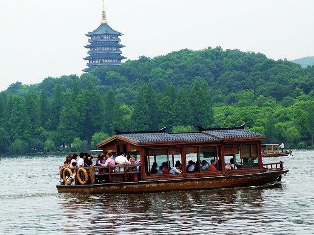 西湖属于当地著名景点之一乘坐游船游览西湖可以一览湖光山色还是很不