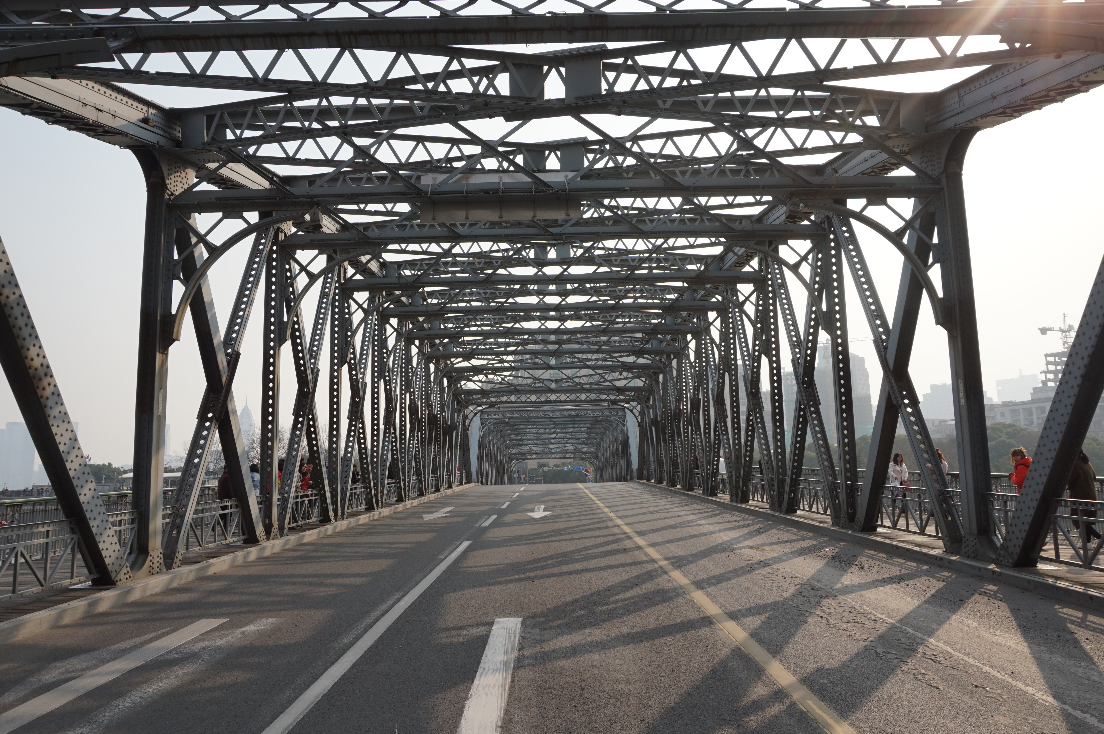 外白渡桥是上海一座历史悠久,横跨苏州河的桥梁,链接的是上海外滩区域