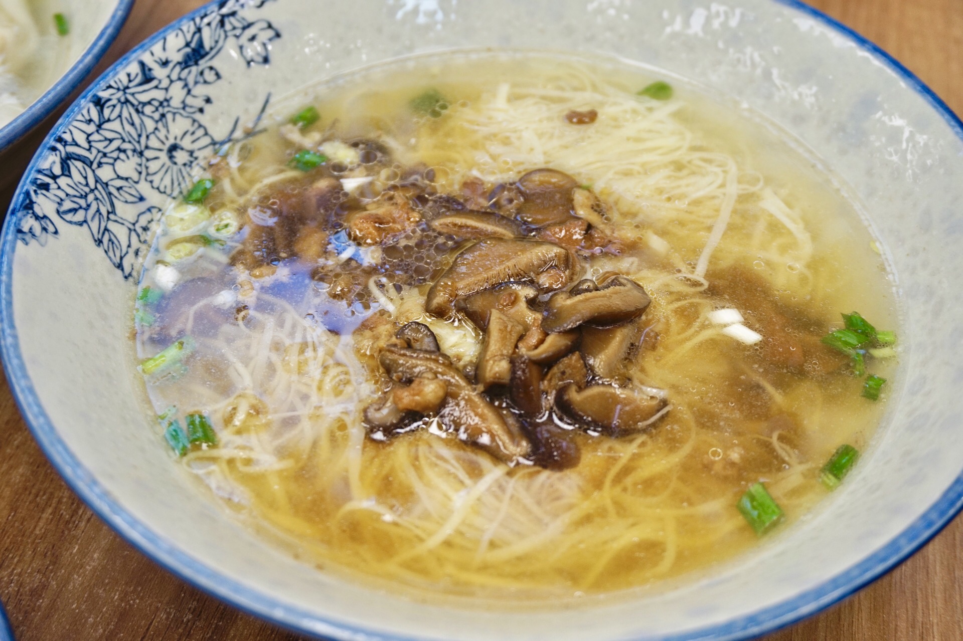 金丝面薄如蝉翼黄金剔透吃起来都有点像鲜豆腐衣的感觉挺神奇的口感