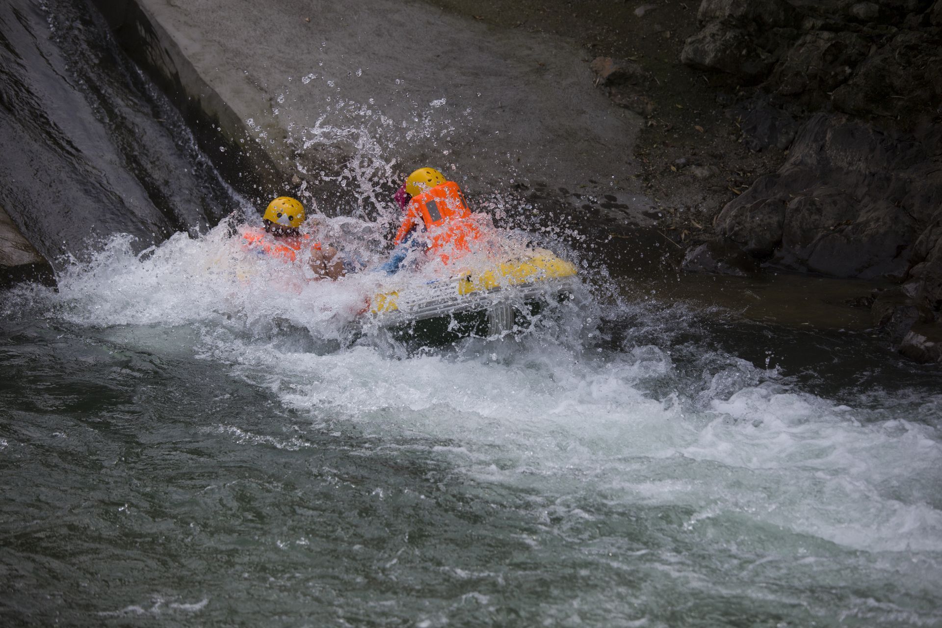 百岁峡抢滩漂流