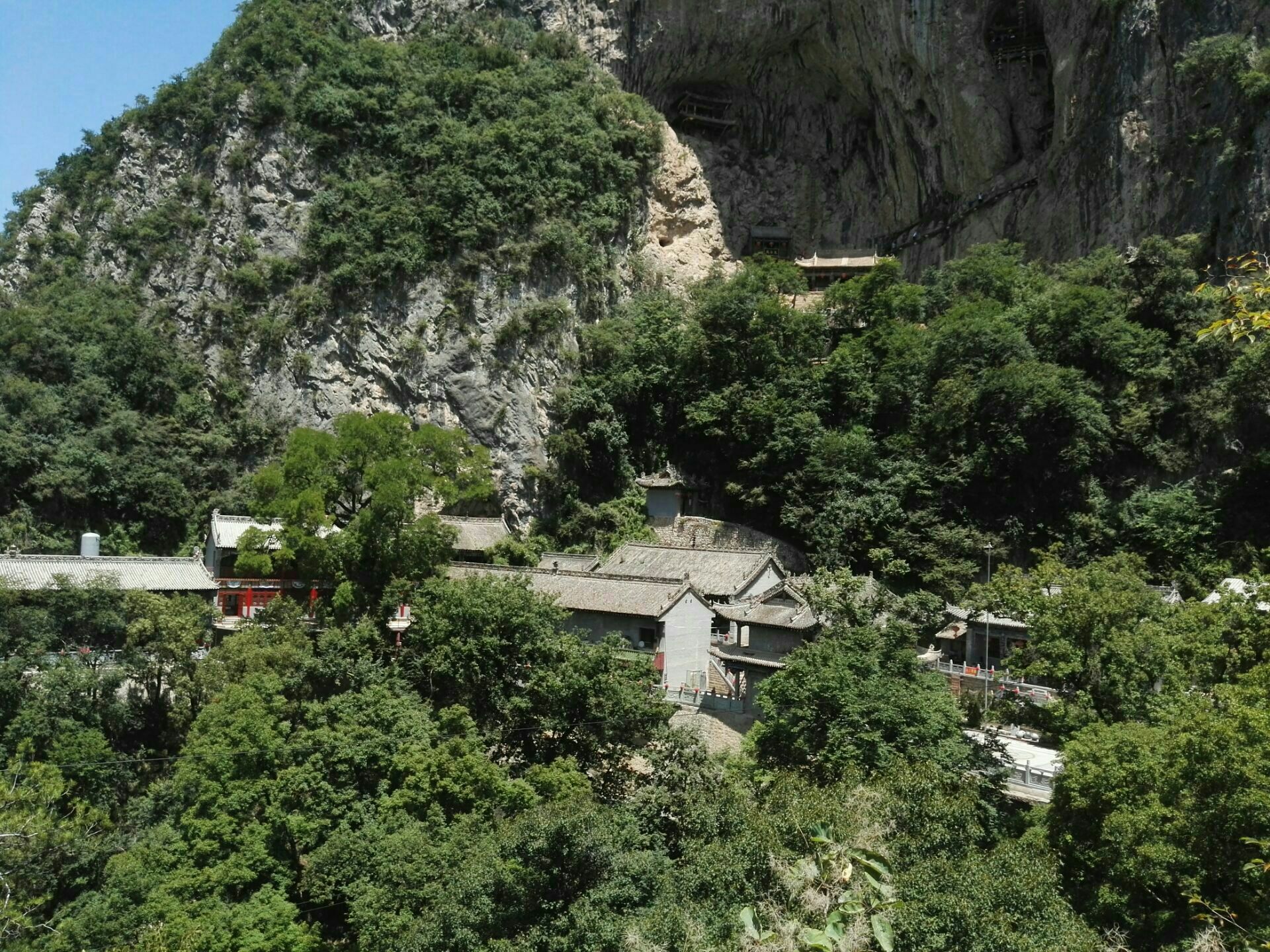 陇县龙门洞:位于陕西省陇县西北45公里处,是一处融道教圣地,森林公园