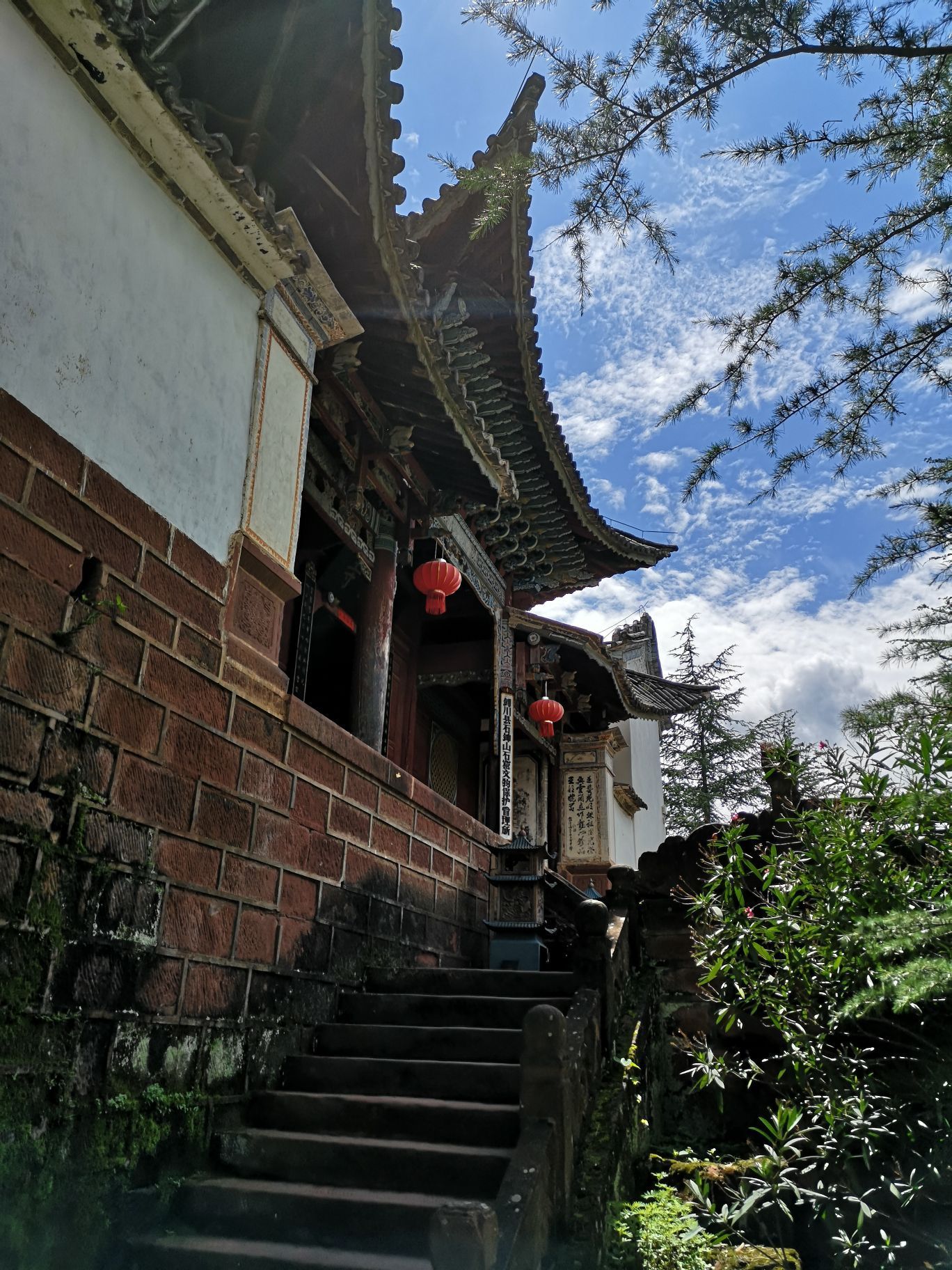 石钟寺在石宝山是石钟山,坐观光车15分钟就到