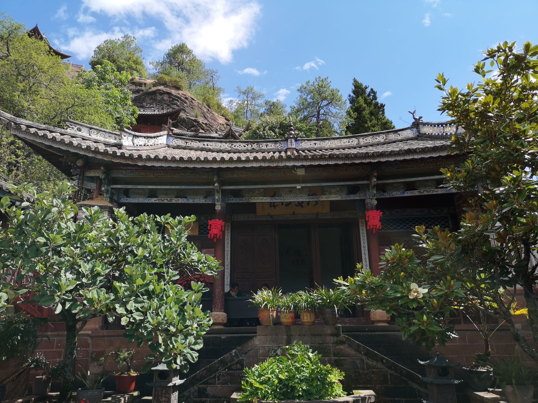 石钟寺在石宝山是石钟山,坐观光车15分钟就到