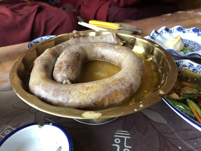 这就是藏式肉肠,要用刀割来吃,很鲜美