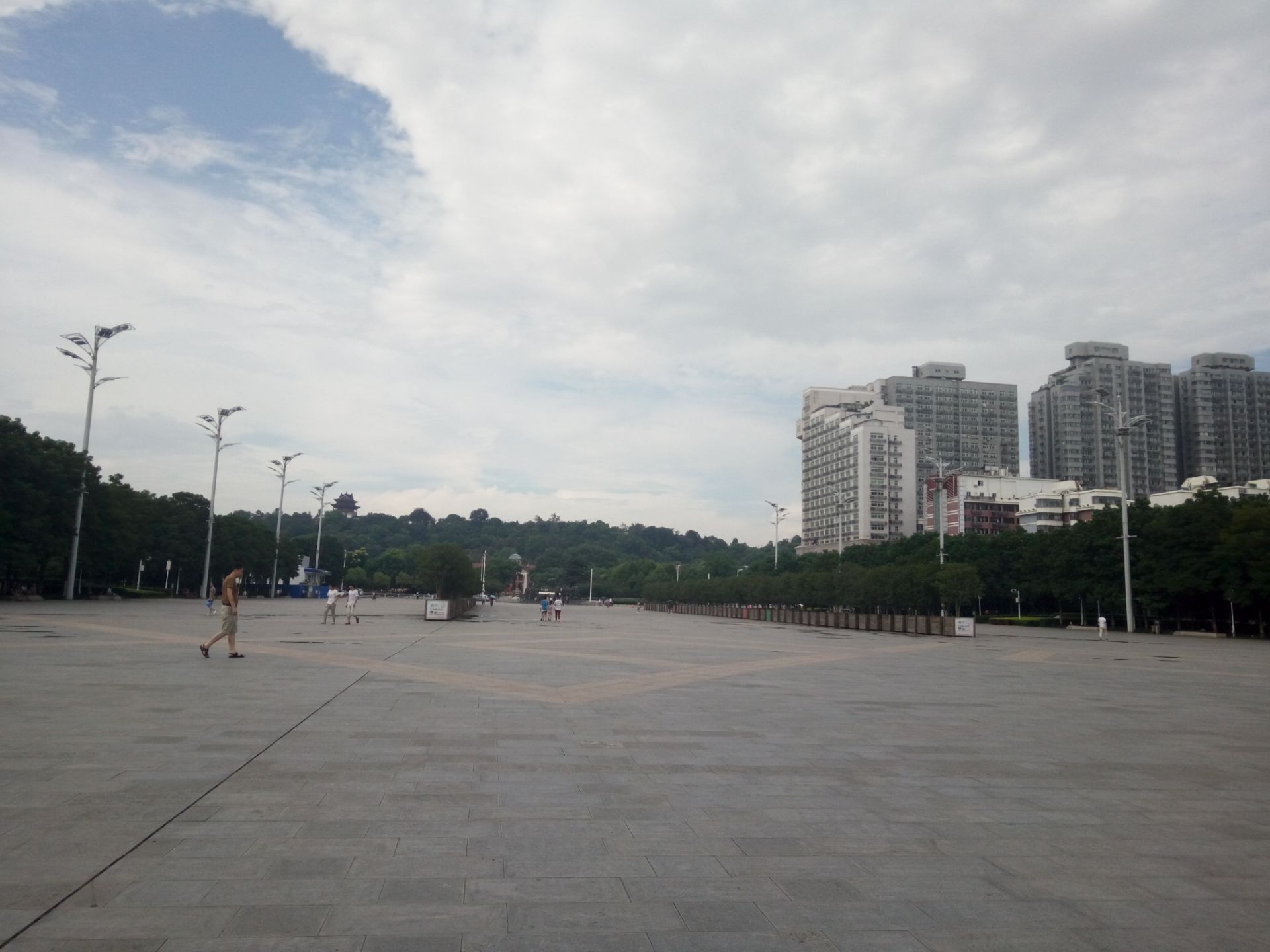 【携程攻略】武汉首义广场景点,这里树很多，听说是全国种树最多的广场，从地铁站出来，一出来就看到…