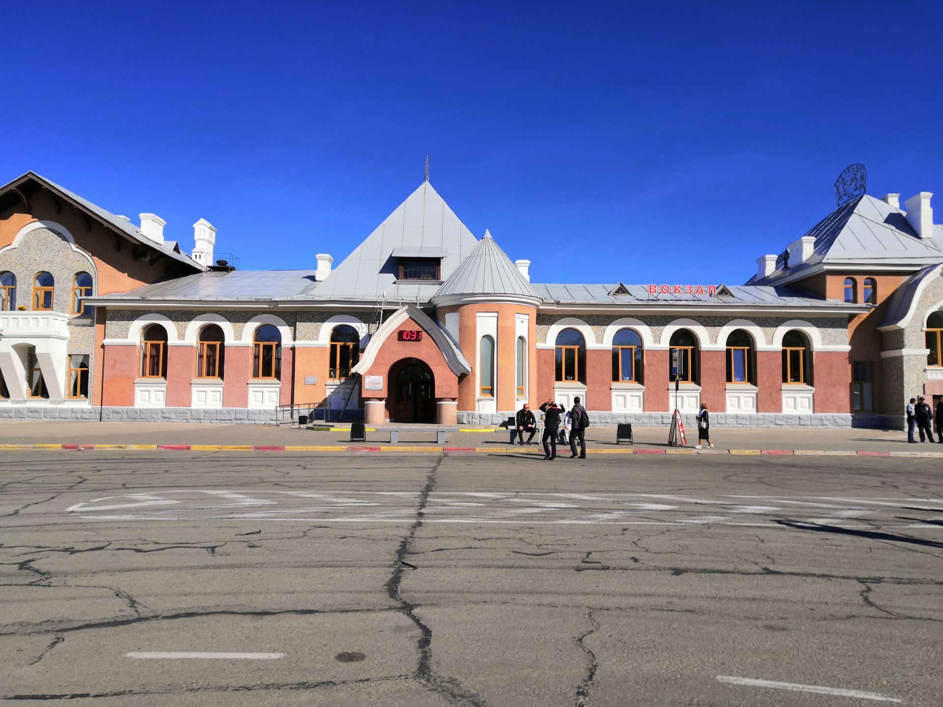 整个火车站非常小,听导游说整个火车站只有四个服务人员,两个售票员