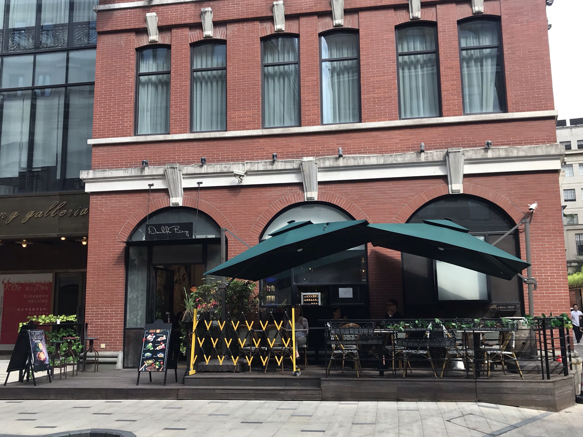 外滩源,位于北京东路圆明园路口,是一处汇集了餐饮,娱乐,百货购物等