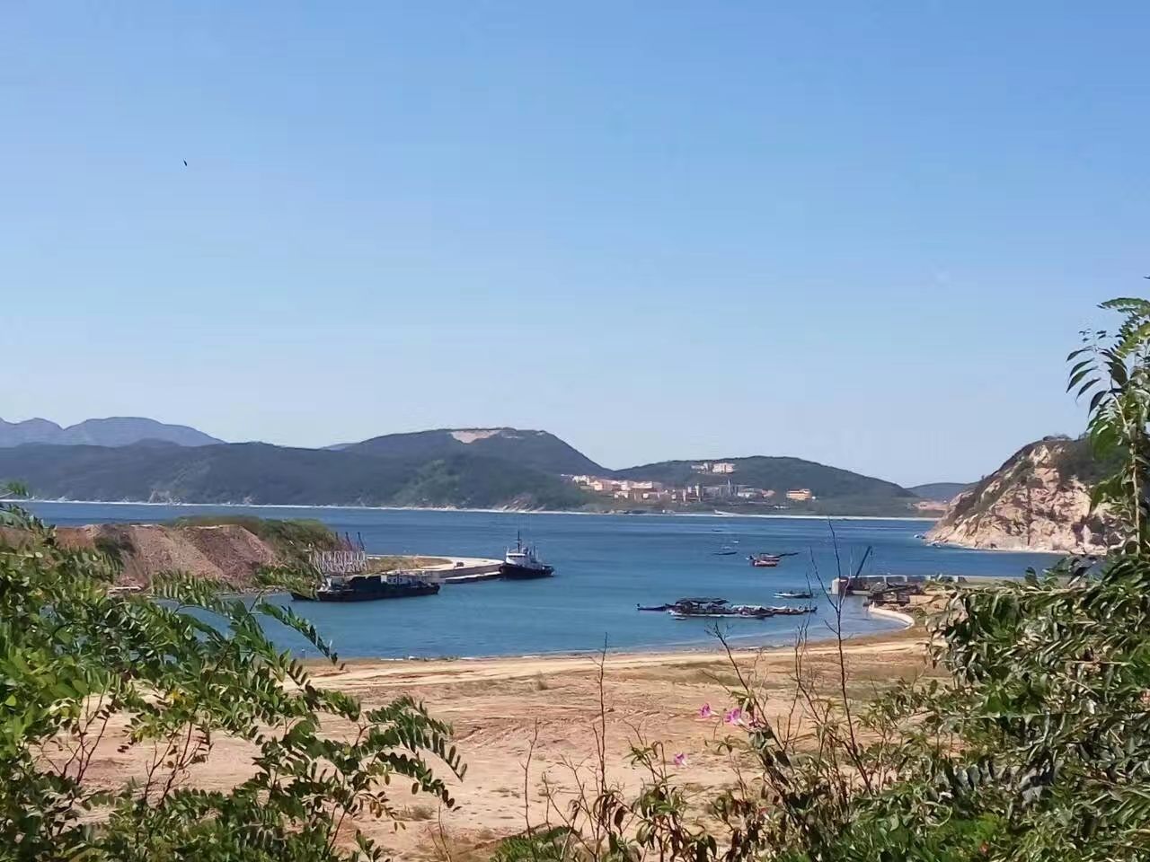 遺址公園包括東雞冠山北堡壘,日俄戰爭陳列館,望臺炮臺和二龍山堡壘四