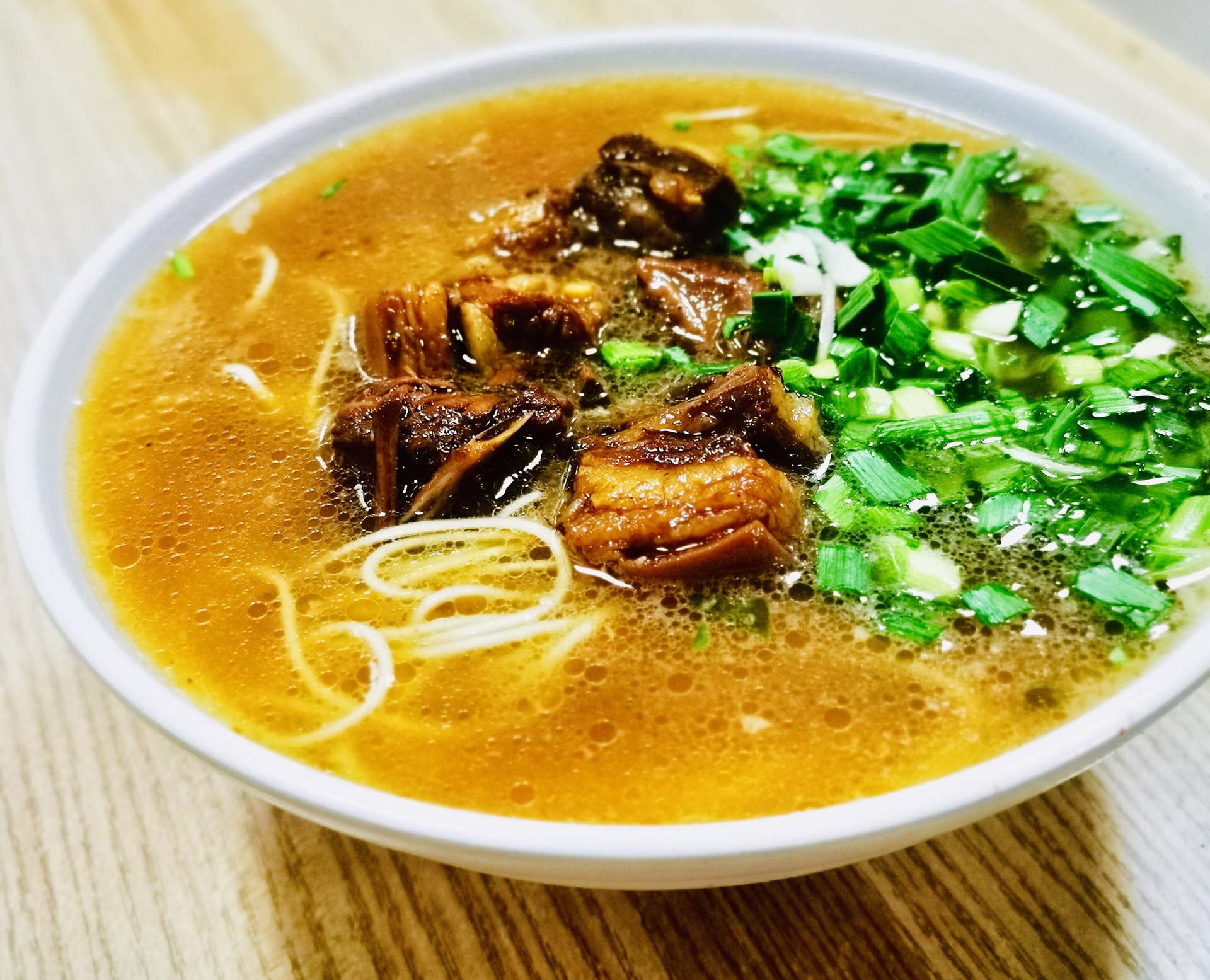 红烧羊肉面不错吃羊肉酥香环境也就很一般门口是熟食类大蒜炒羊杂量