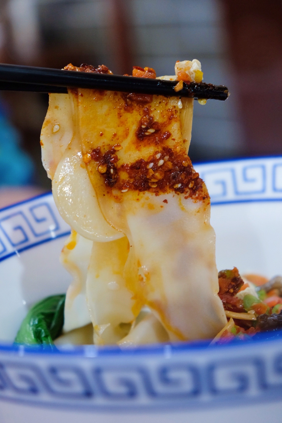 的一天 来西安还是要吃面食的 店内环境宽敞,书写着天下第一面的牌匾