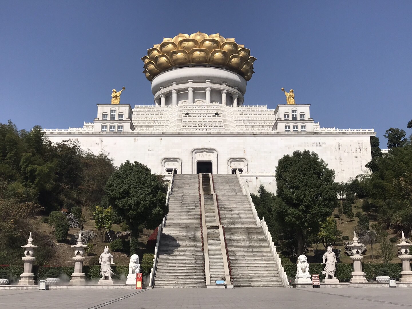 不过坐景交车会错过龙华寺和兜率天宫中间的香水海景