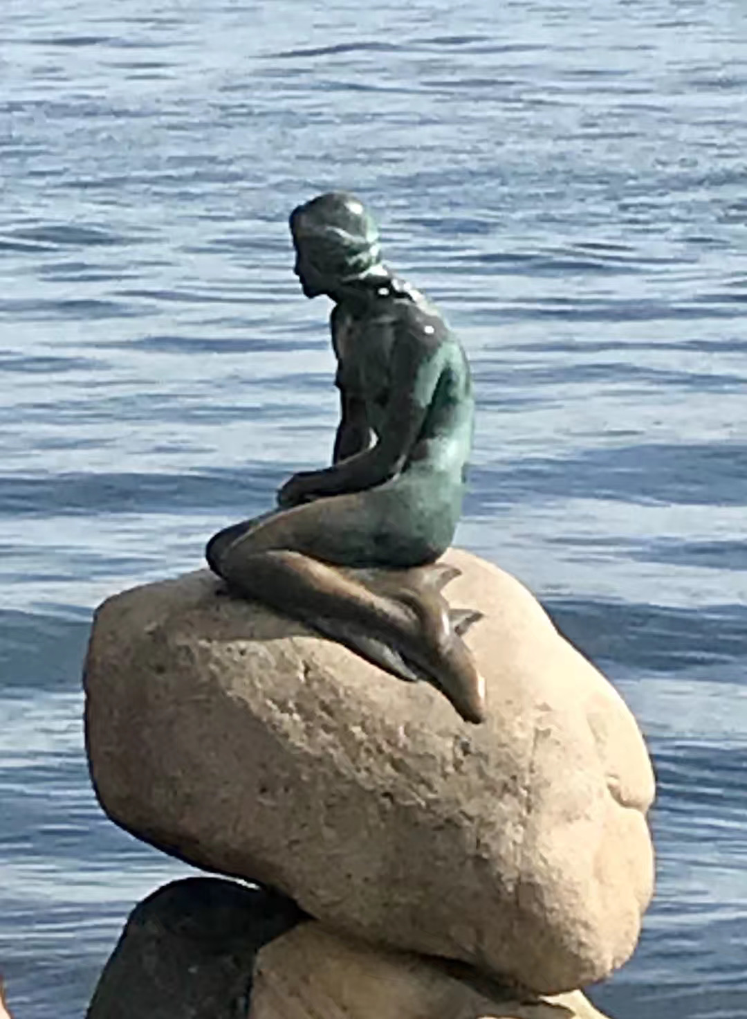 【携程攻略】Kobenhavn O小美人鱼像景点,位于哥本哈根港口附近的＂小美人鱼＂铜像是丹麦的标志。人身鱼尾的＂…