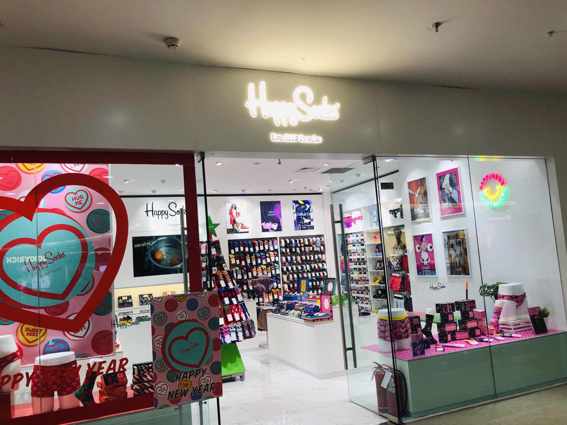 2021happy socks购物,店内袜子颜色鲜亮,能带给自.【去哪儿攻略】