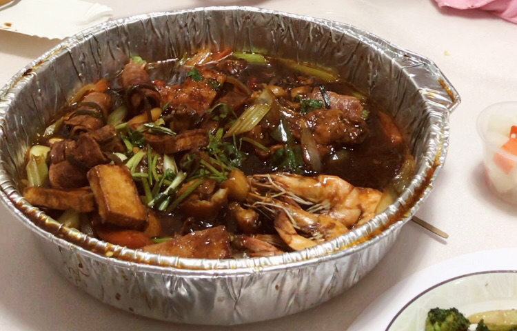 而黄记煌三汁焖锅的外卖也是不错滴选择呢制作好的锅子用一个大锡纸锅