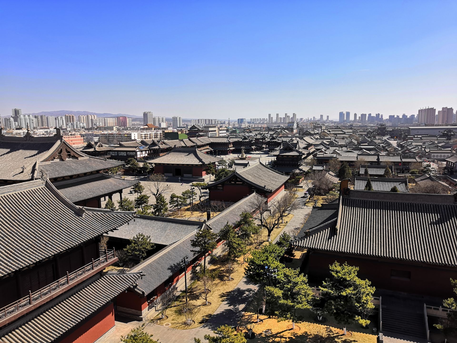 山西大同,除了大同石窟以外,最有名的景點當屬位於大同古城內的華嚴寺