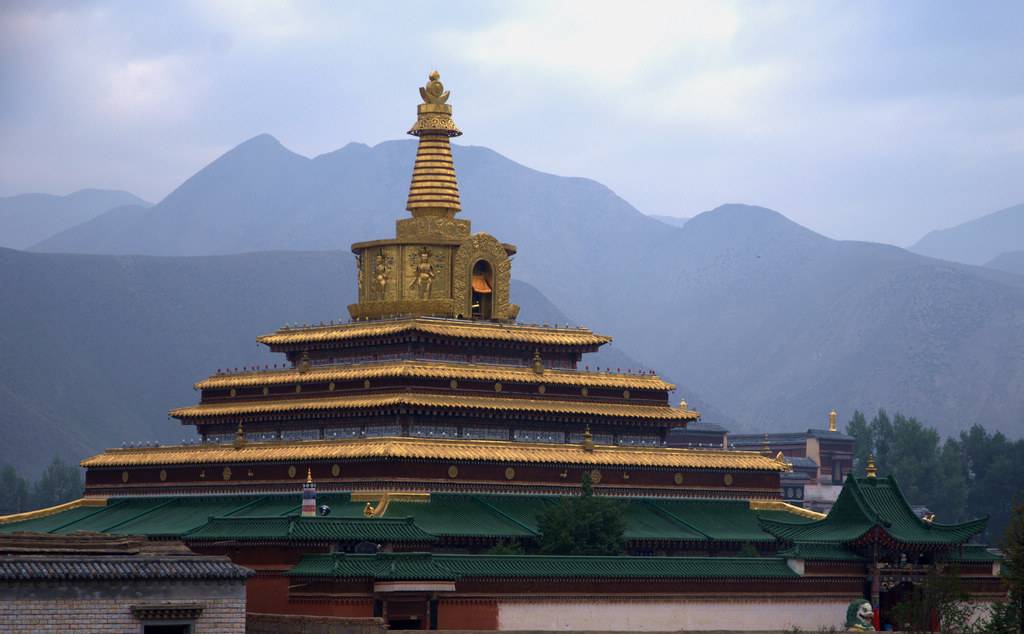 【携程攻略】夏河贡唐宝塔景点,贡唐宝塔位于拉卜楞寺西南角,原名现见
