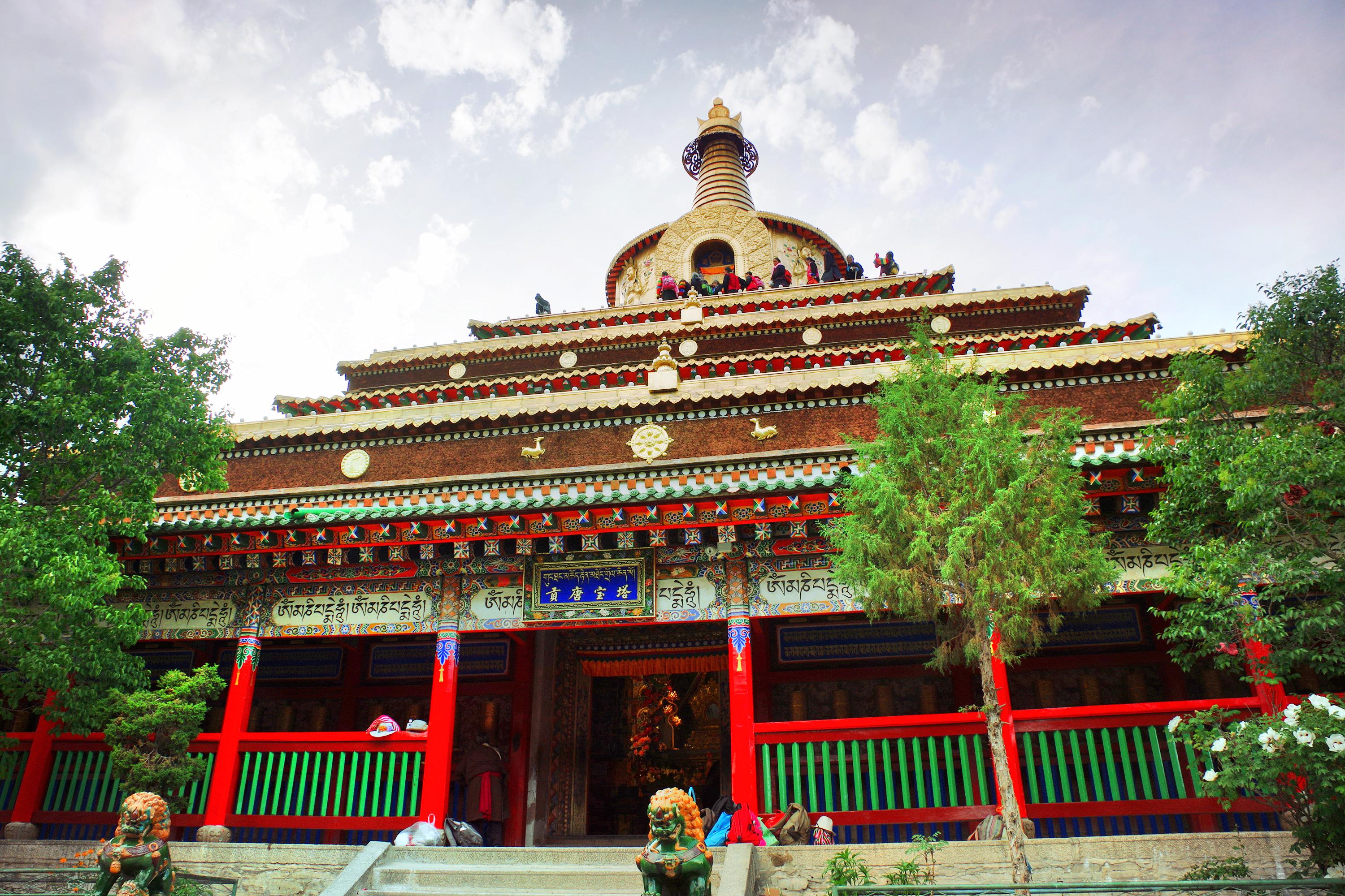 【携程攻略】夏河拉卜楞寺景点,拉不楞寺因为是世界最高的藏学院，这里的僧侣区比其他寺庙多，这里信…