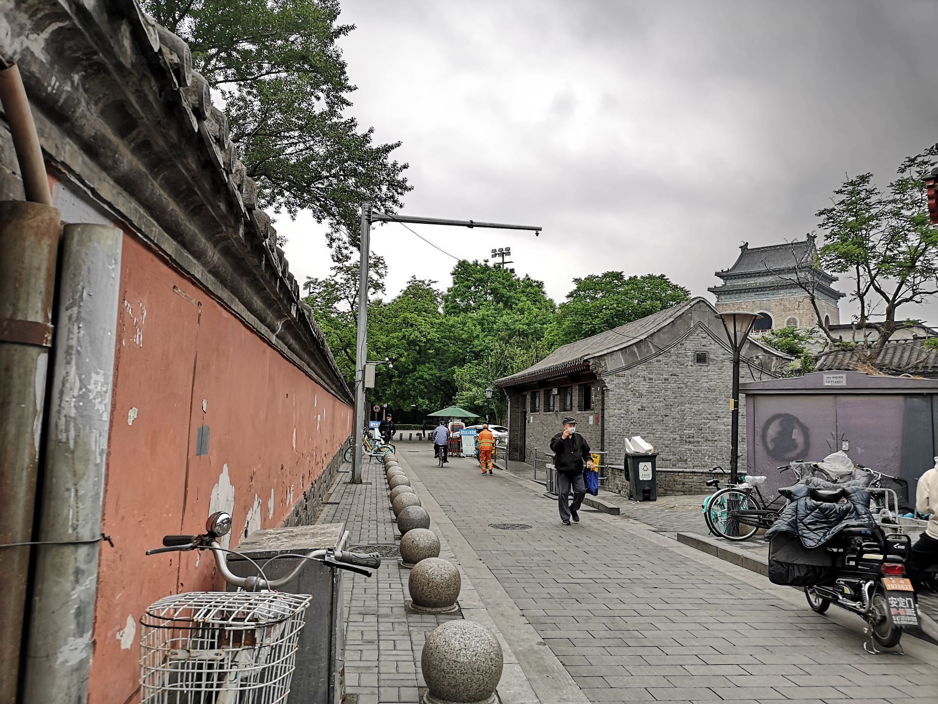 老北京的老胡同，北京最贵的地段里还有这样拥挤的慢生活