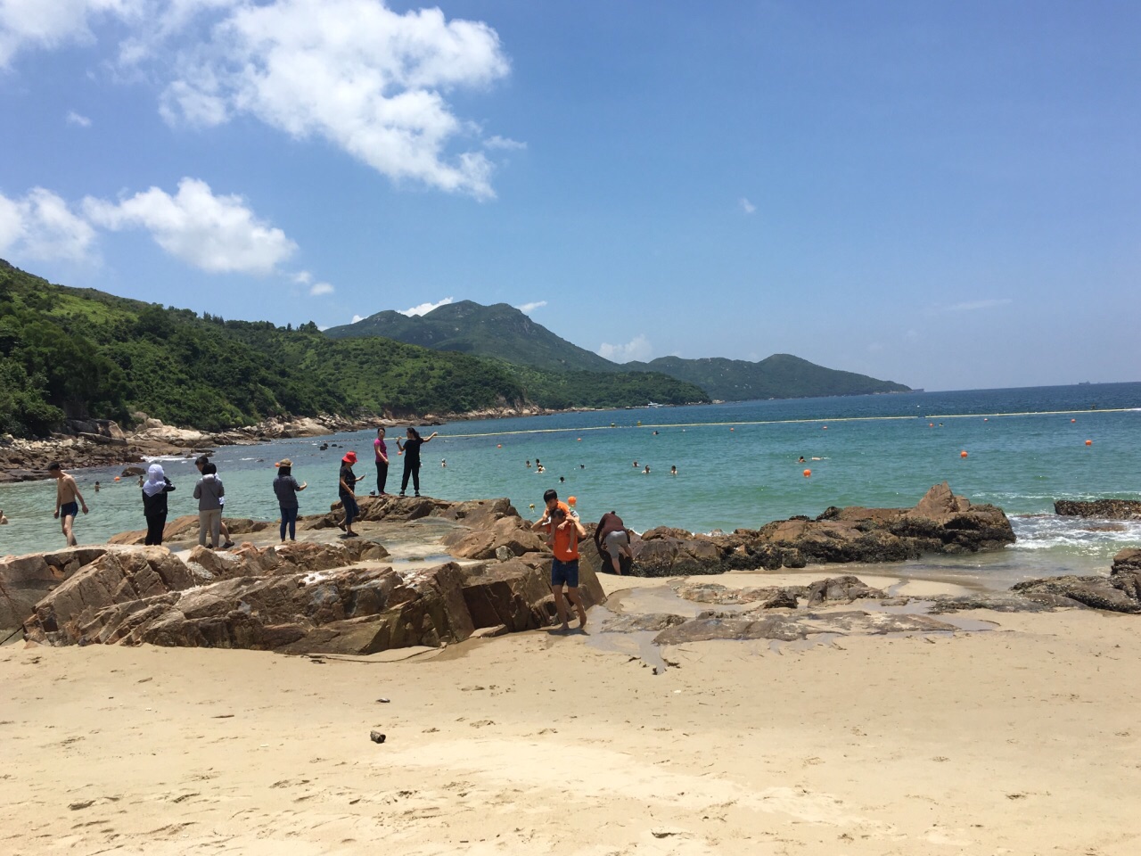 从榕树湾码头走过来还得二十来分钟,这一点不如长洲岛的东湾方便.