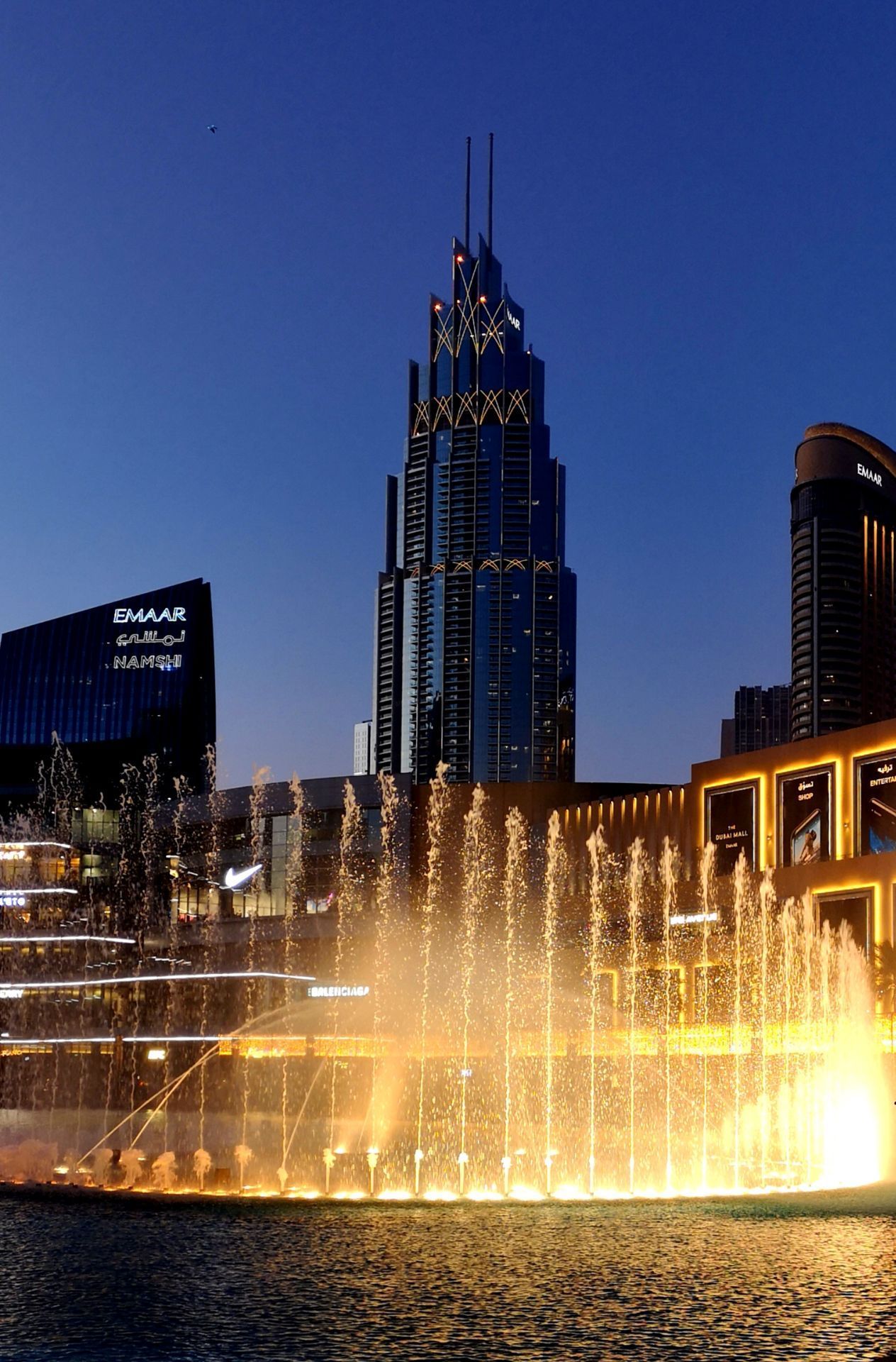 迪拜音乐喷泉由原世界第一美国bellagio喷泉的制造商wet公司设计的,总