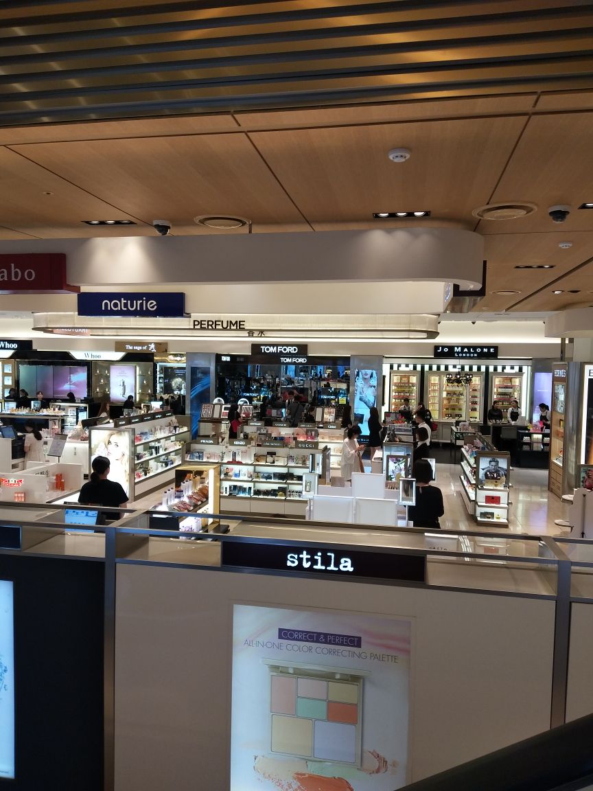 park商场购物,新罗爱宝客免税店这里的商品齐全,欧美和韩国的一些大