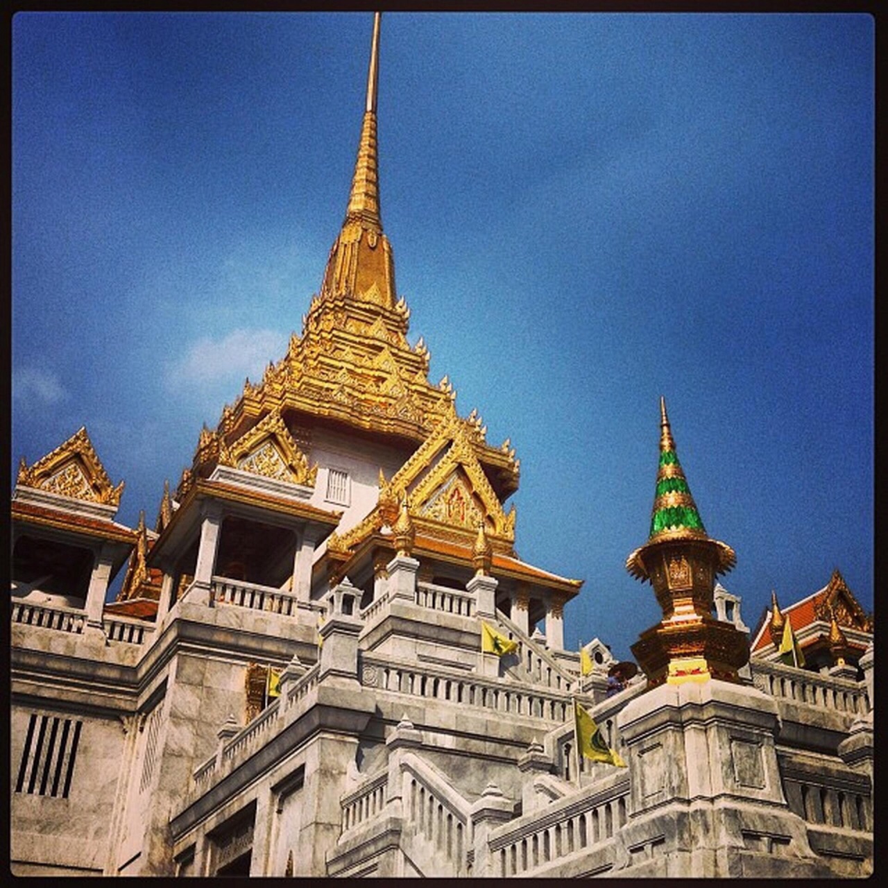 泰国曼谷的金色寺庙建筑壁纸