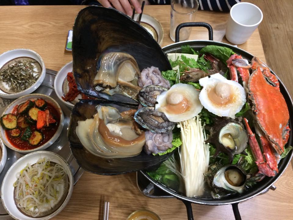 我们走到hana 酒店附近才找到一个吃海鲜锅的(下图)