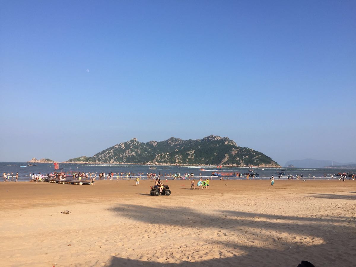 统一管理,外地游客挺多,边上有淋浴区和厕所,村里大排档消费也不高