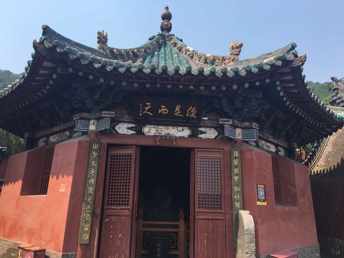 横向走就到了八角观音堂,清建筑,很有特色.沿路下山,龙泉寺古色古香.