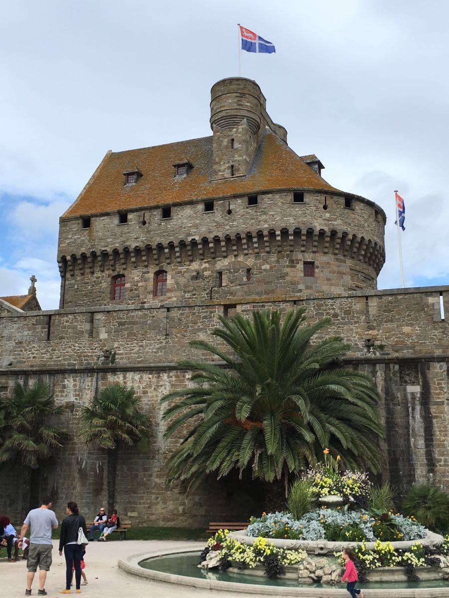 法国西北部小城圣马洛,扼守英吉利海峡要道,城墙厚实,易守难攻,是一座