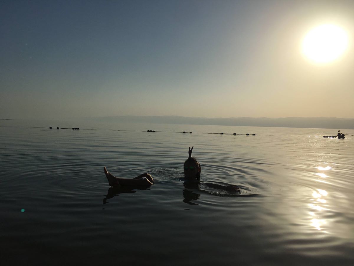 【携程攻略】Dead Sea Region死海景点,也就是泡一泡吧，听说水溅到眼睛里会非常疼之后，就不太敢愉快的玩耍…