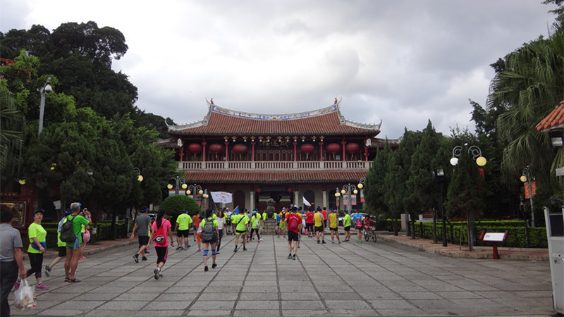 從開元寺-爐下埕-裴巷-鞋巷-新街過小城隍廟到威遠樓,進中山公園,再