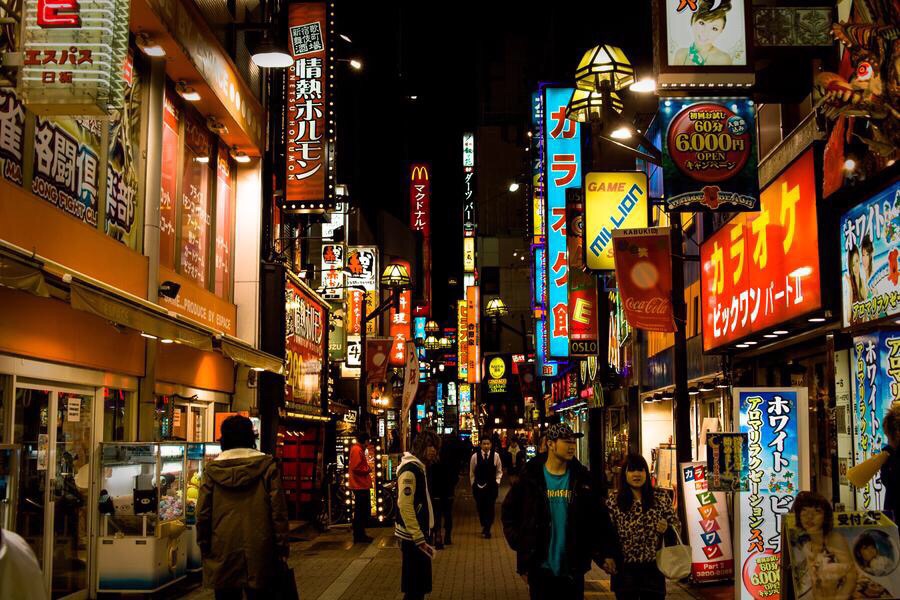 横滨中华街,坐落在横滨市中区山下町,是日本乃至亚洲最大的唐人街