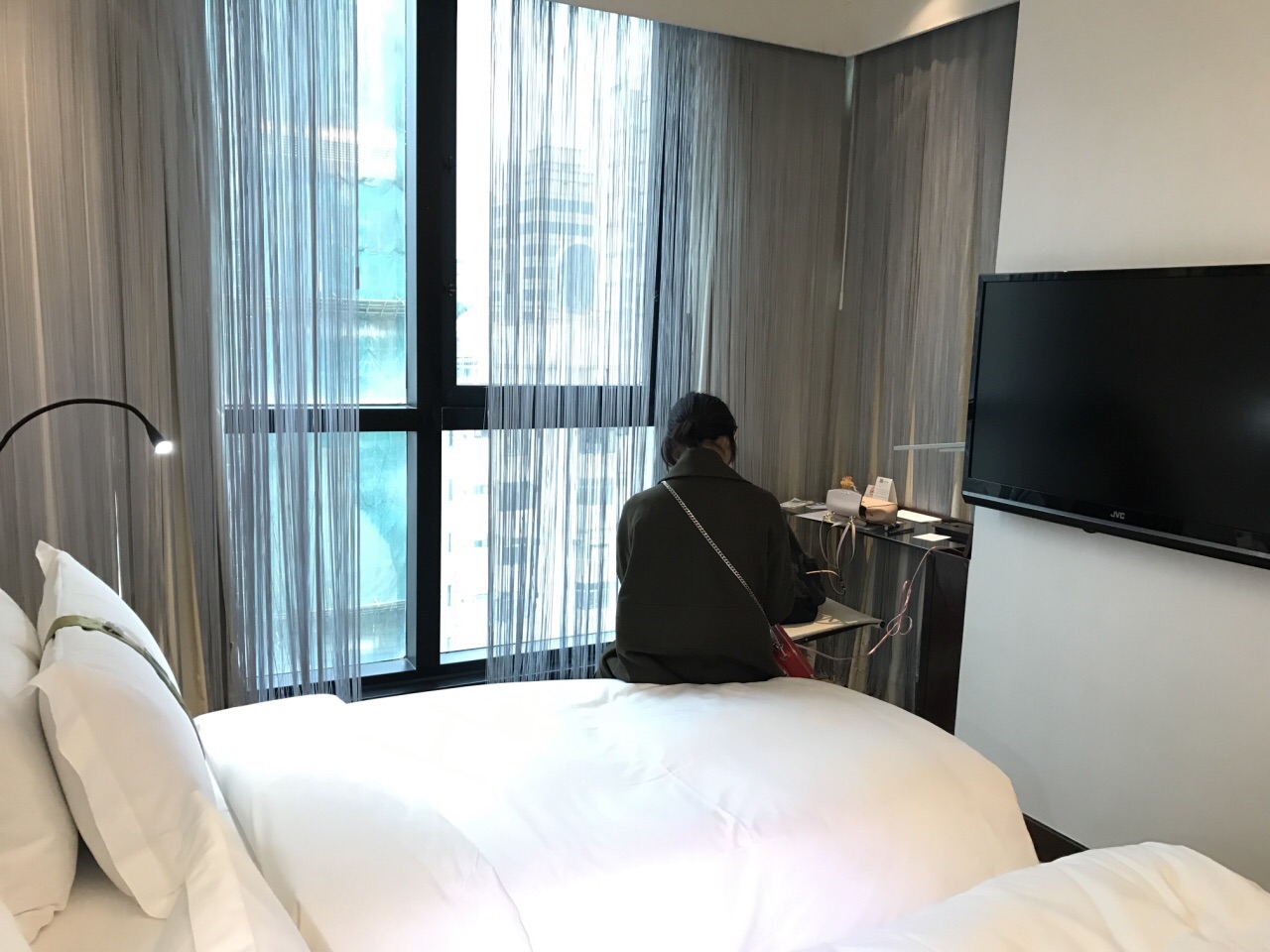 我和闺蜜拖着大行李还在找这家酒店在哪